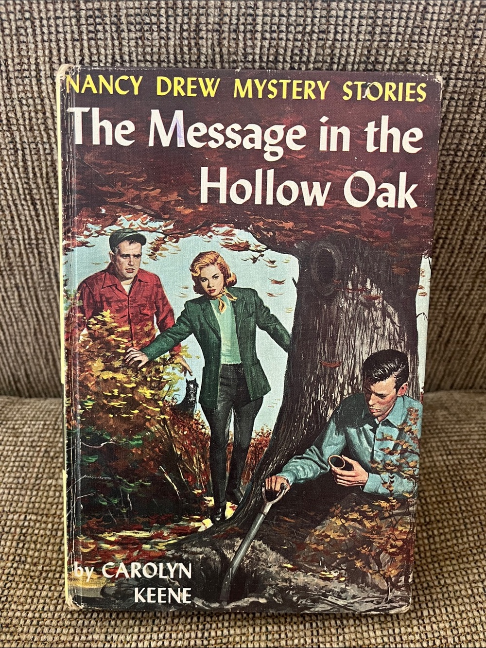 Vintage hardcover copy of The Message in the Hollow Oak by Carolyn Keene